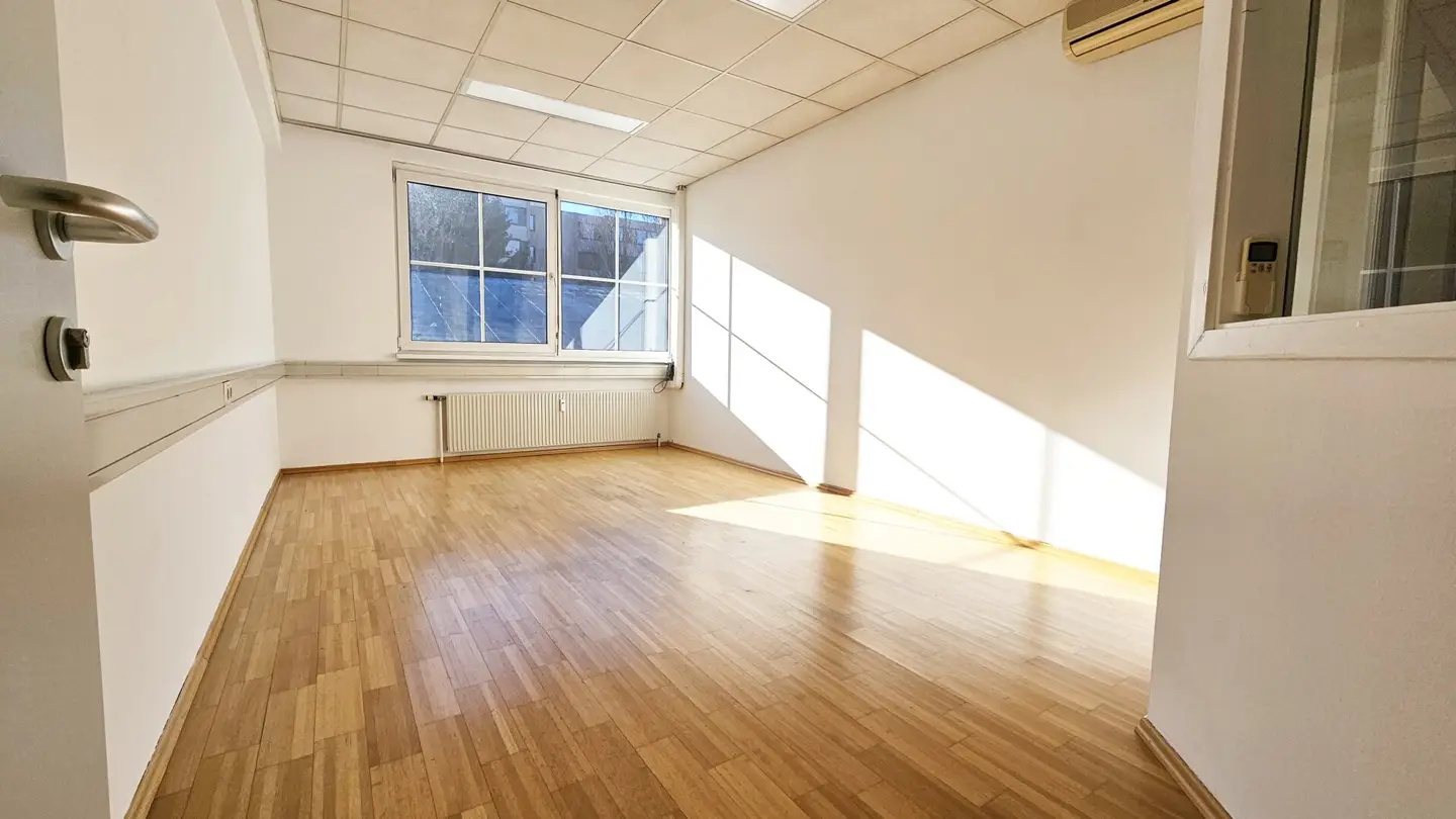 Spacious, bright office near Stadthalle with parking spaces and large terrace