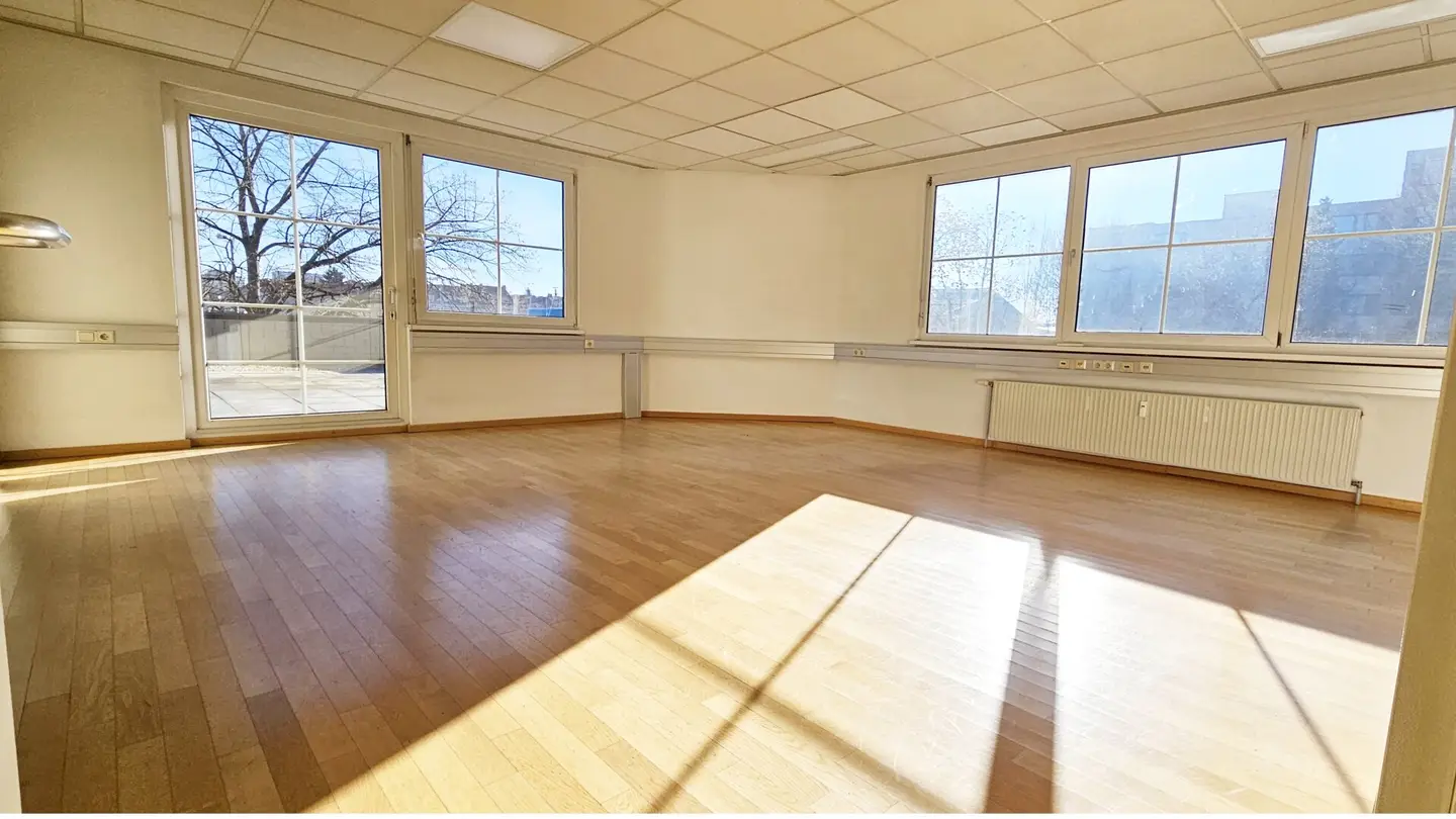 Spacious, bright office near Stadthalle with parking spaces and large terrace