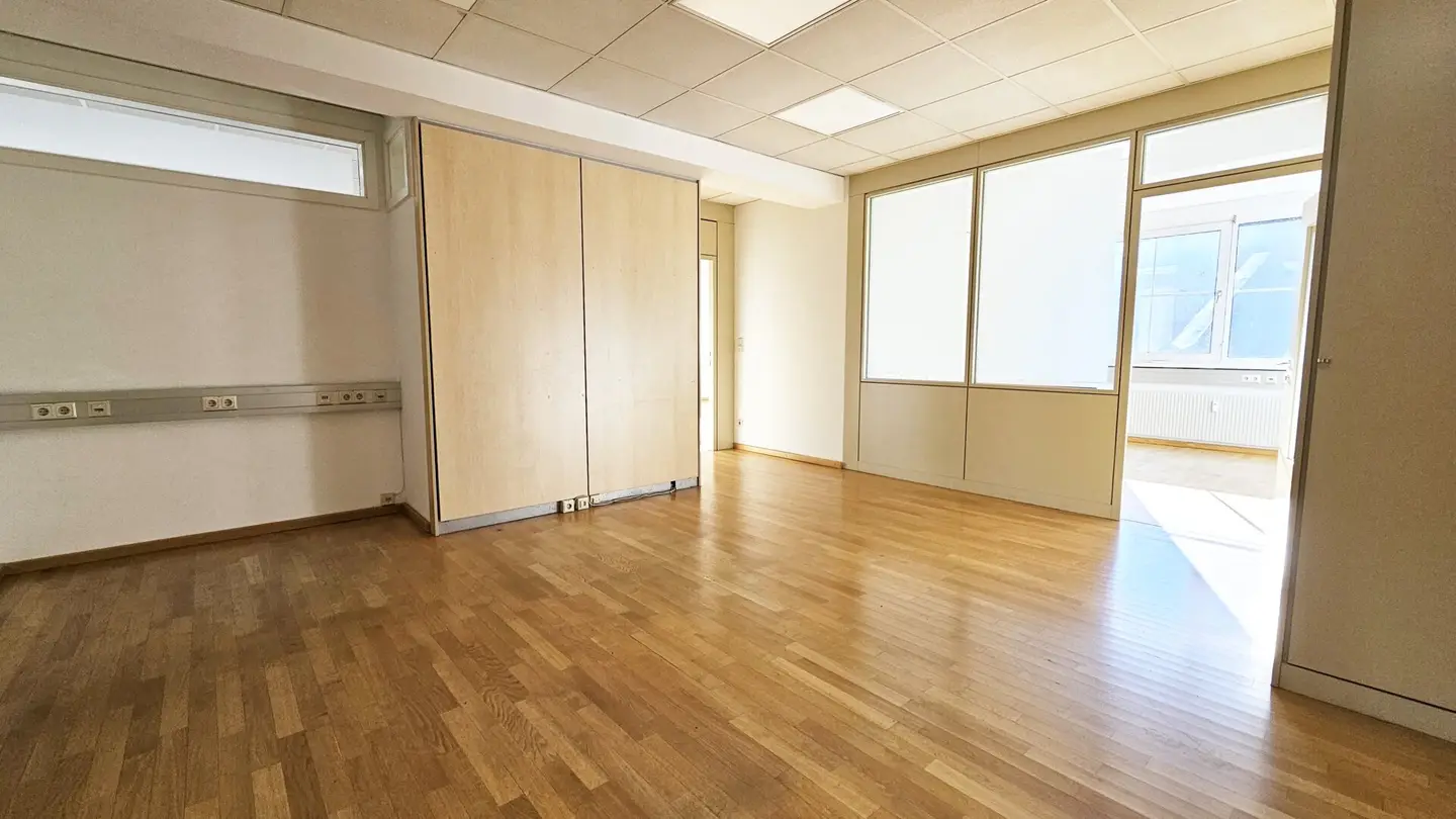 Spacious, bright office near Stadthalle with parking spaces and large terrace