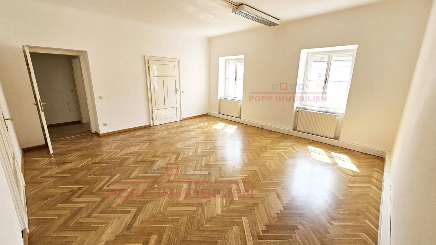 Büro für Steuerberatung in zentraler Lage: 3 Räume, bei Bedarf Besprechungszimmer und Gemeinschaftsraum
