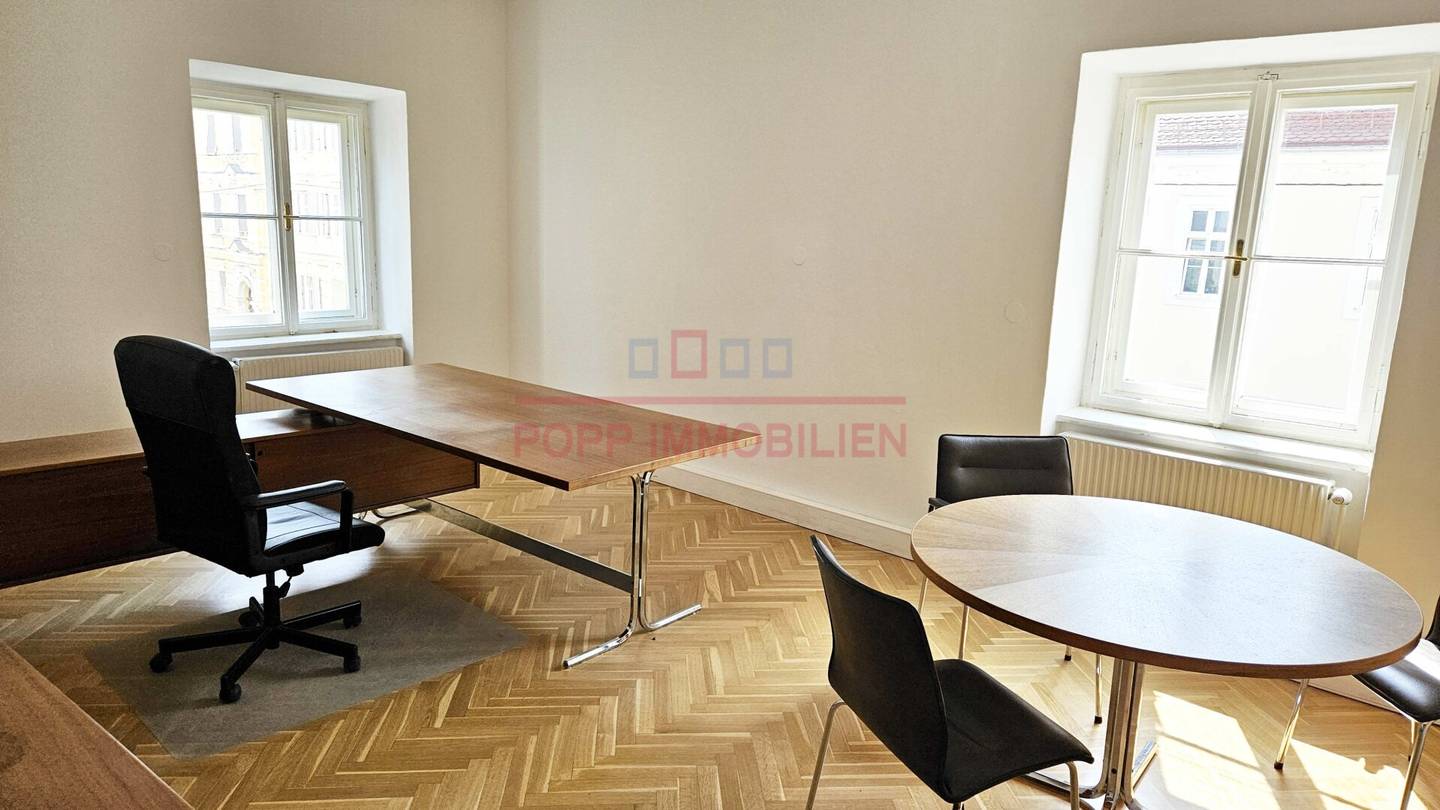 Büro für Steuerberatung in zentraler Lage: 3 Räume, bei Bedarf Besprechungszimmer und Gemeinschaftsraum