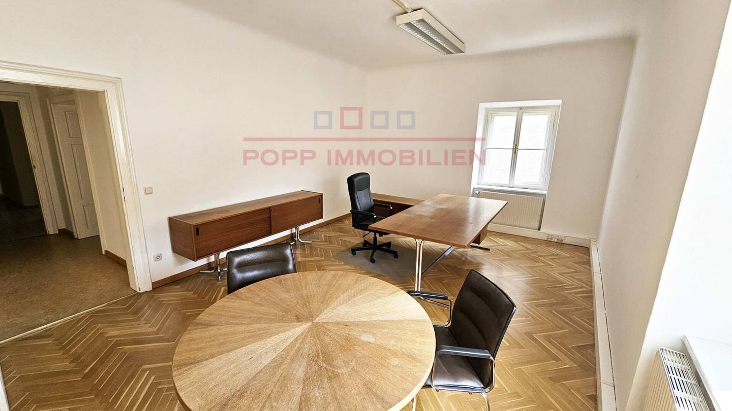 Büro für Steuerberatung in zentraler Lage: 3 Räume, bei Bedarf Besprechungszimmer und Gemeinschaftsraum
