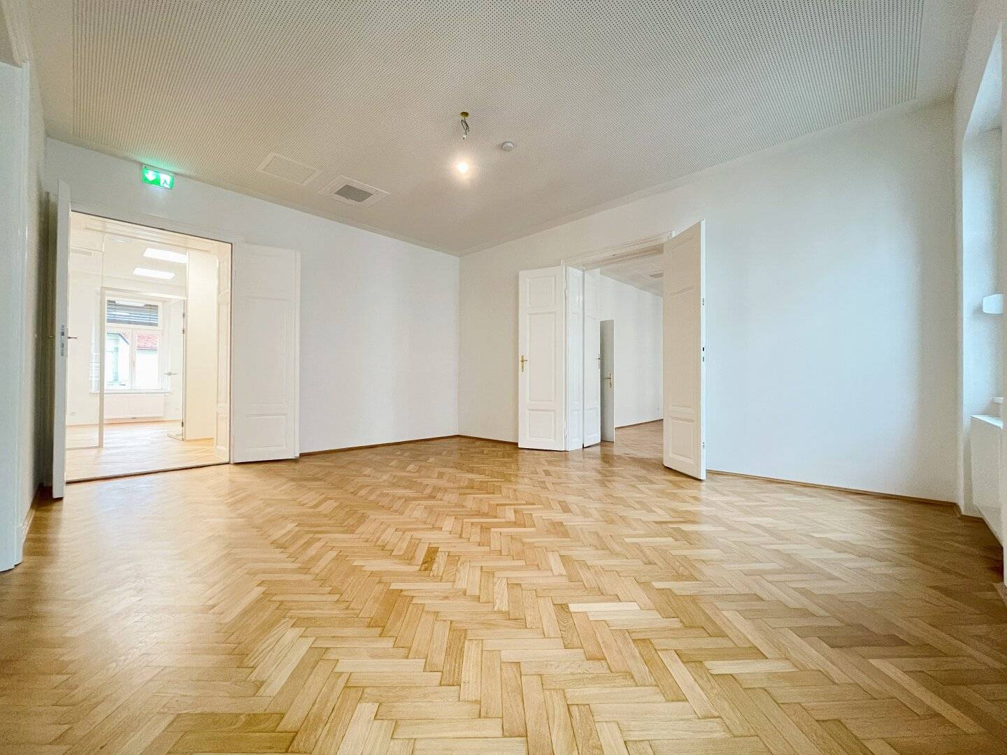 Repräsentatives Büro mit 5 Büroräumen und Balkon in zentraler Lage von Graz
