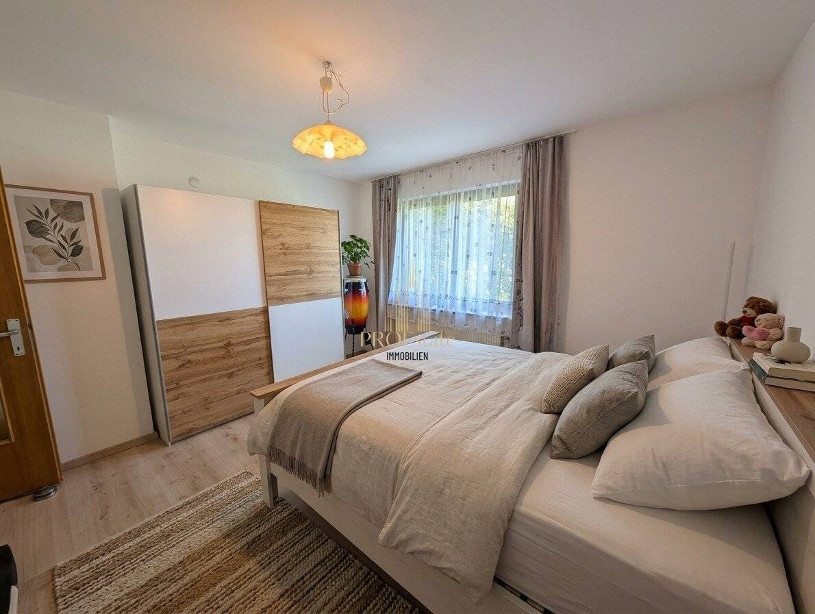 Großzügiges Haus mit zwei getrennte Wohneinheiten, Keller und Garage in Lenzing! Absolute Ruhelage!