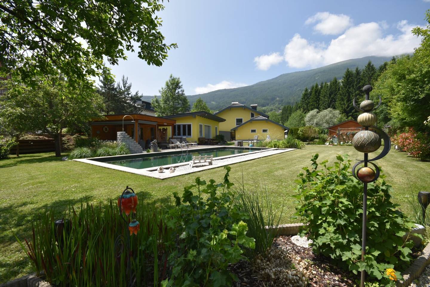 Traumhaftes sehr gepflegtes Landhaus im Maltatal mit parkähnlichem Grundstück und Pool sowie Nebengebäuden