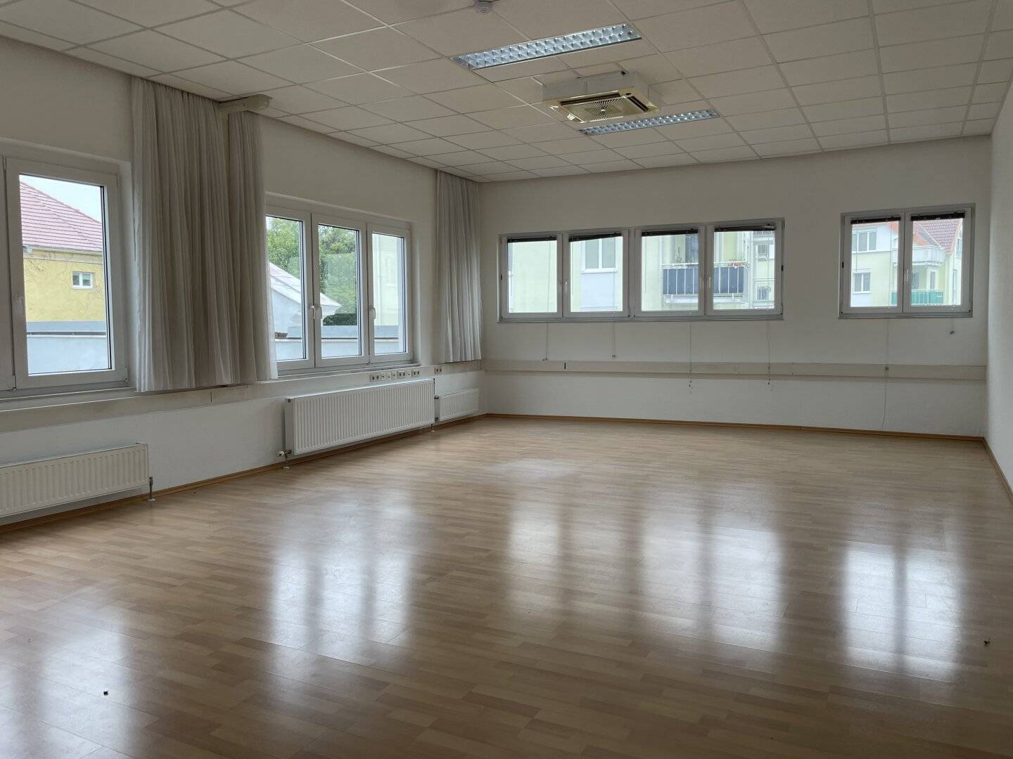 !!! VERMIETET !!! Großzügige Büroeinheit mit barrierefreien Verkaufsraum/Lager