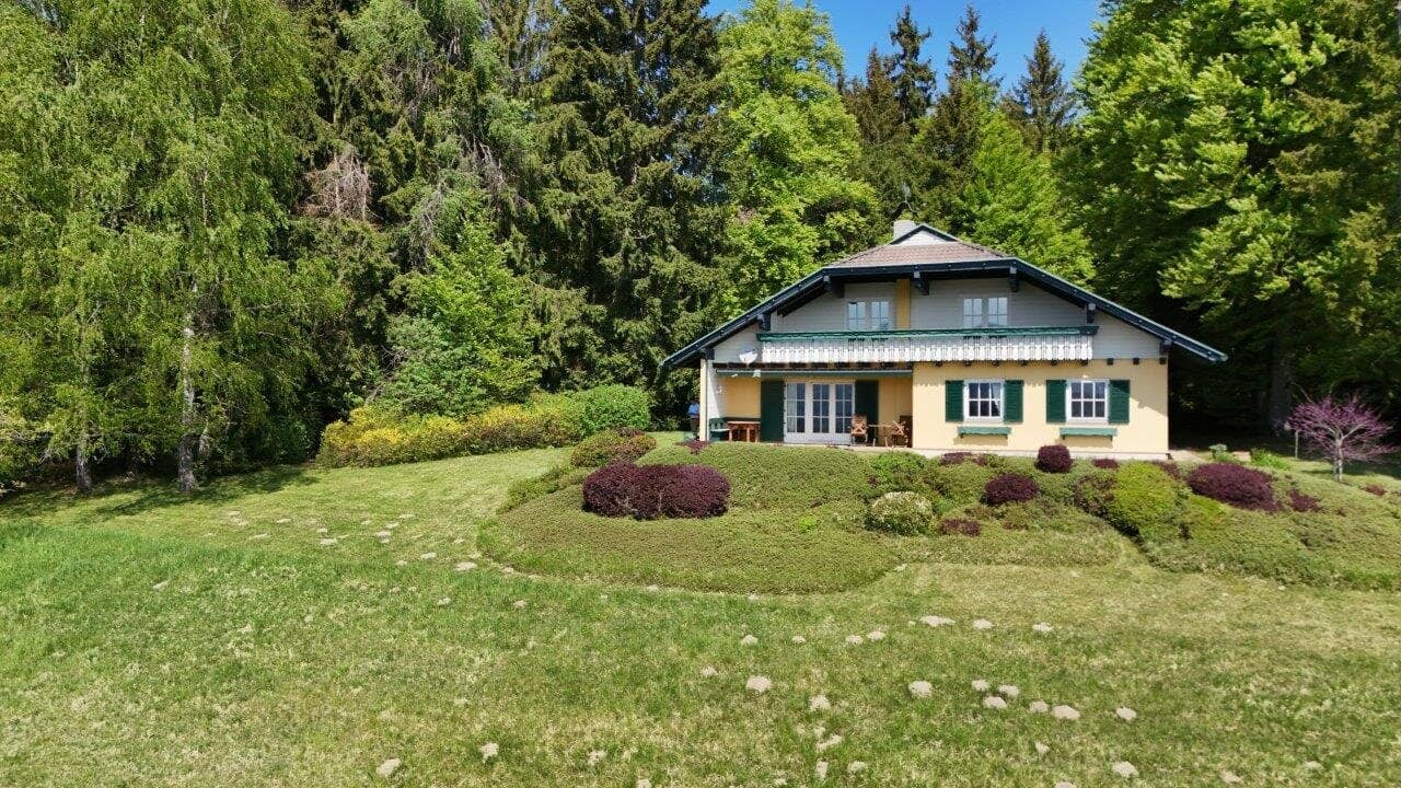 Exklusiver großzügiger Baugrund mit Wohnhaus und Panoramaseeblick