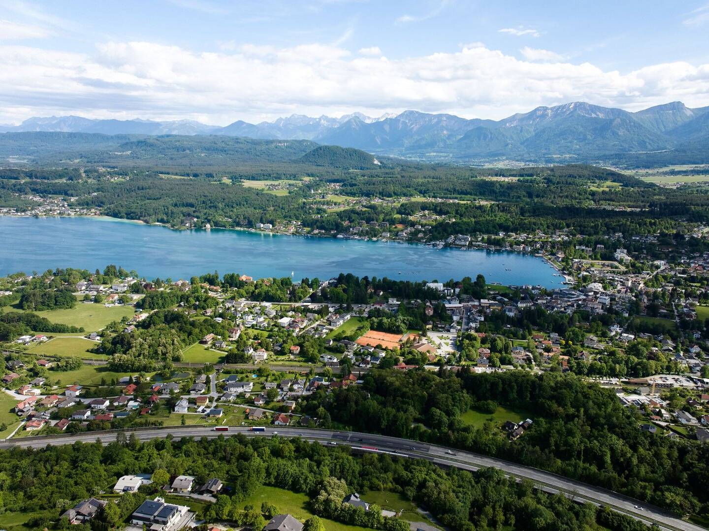 Exklusiver großzügiger Baugrund mit Wohnhaus und Panoramaseeblick
