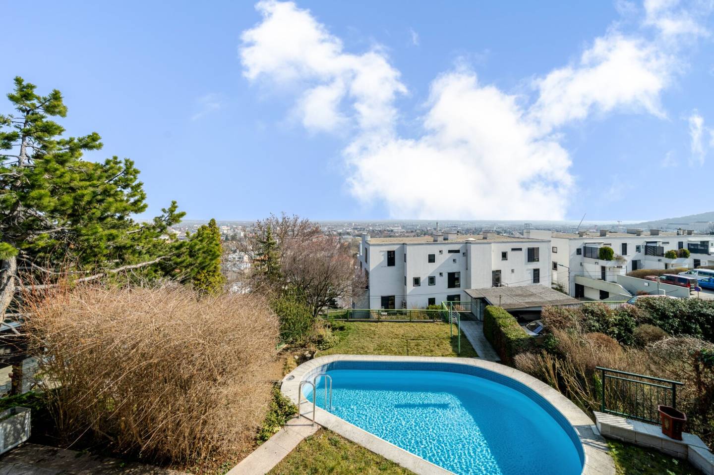 Haus mit Panoramablick über das Wiener Becken in ruhiger Hanglage