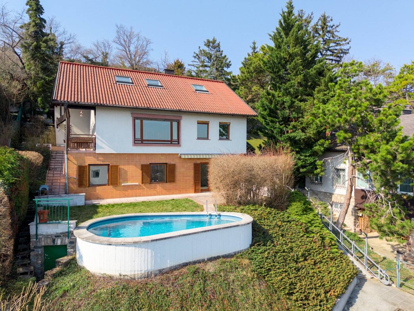 Haus mit Panoramablick über das Wiener Becken in ruhiger Hanglage