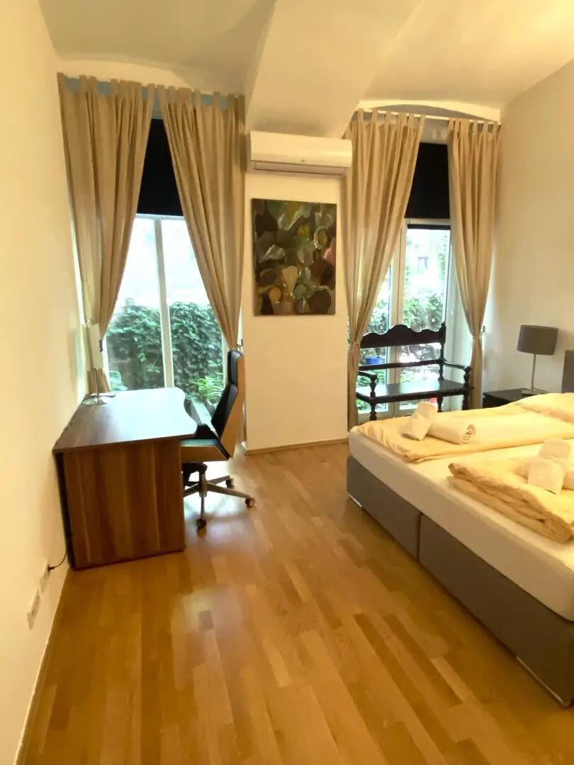 110 m² Erdgeschoss Wohnung mit 56 m² Garten und zwei Eingängen – ruhig, grün, vielseitig