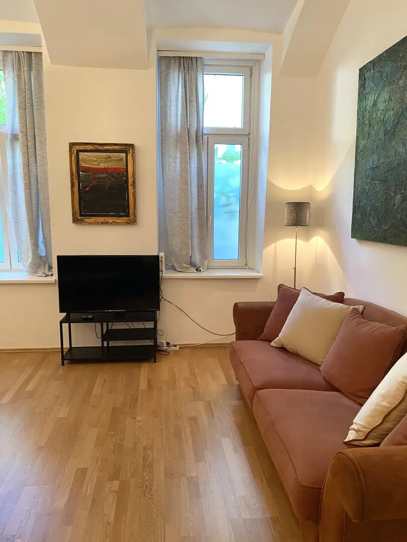 110 m² Erdgeschoss Wohnung mit 56 m² Garten und zwei Eingängen – ruhig, grün, vielseitig