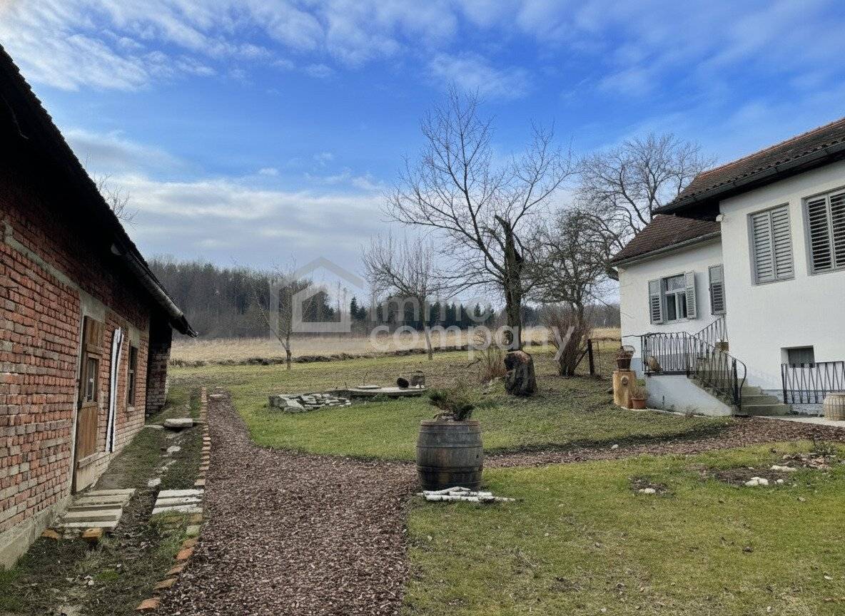 Schönes Bauernhaus mit Nebengebäuden für Selbstversorger