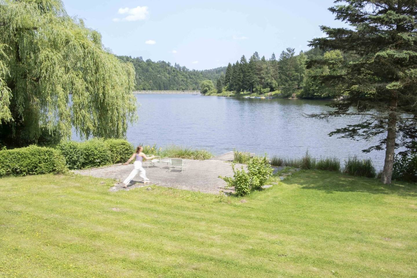 EXKLUSIVES DESIGNHAUS AM SEE mit PRIVATSTRAND und POOL - 80 min von Wien