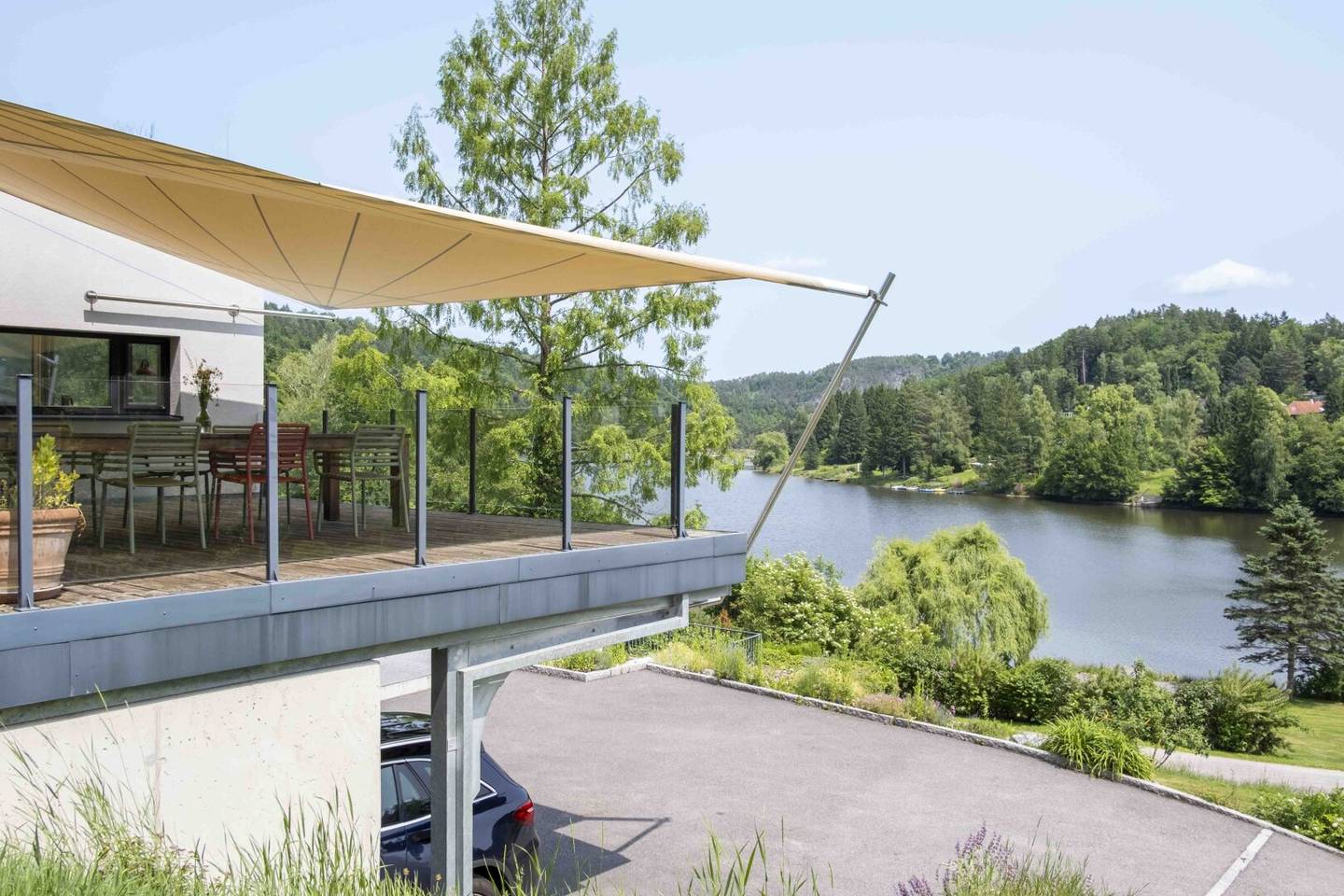 EXKLUSIVES DESIGNHAUS AM SEE mit PRIVATSTRAND und POOL - 80 min von Wien
