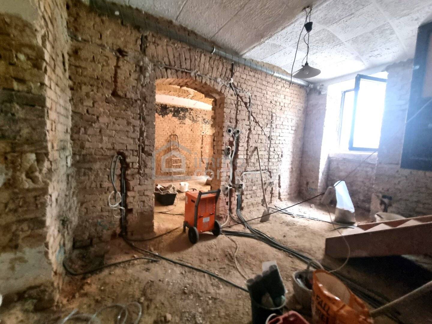 Souterrain Wohnung/Büro in bester Lage mit NIEDRIGEN BK!