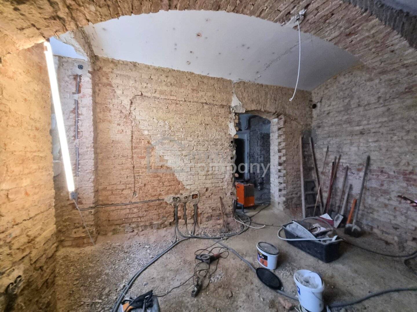 Souterrain Wohnung/Büro in bester Lage mit NIEDRIGEN BK!