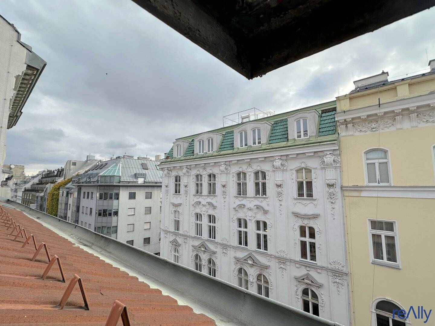 Attraktiver Rohdachboden mit Loft-Town-House mit enormen Potential in Bestlage des 7. Bezirk