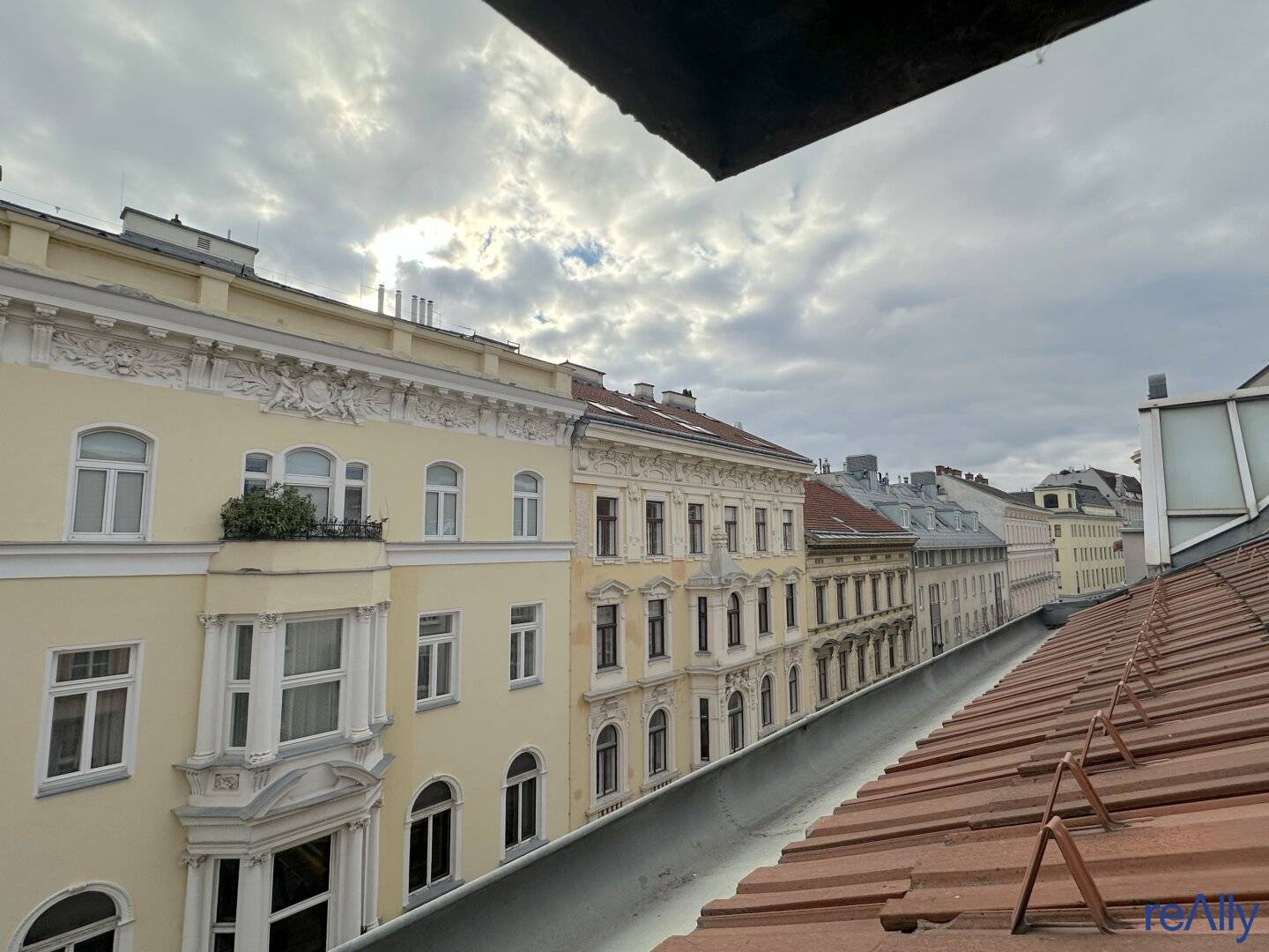 Attraktiver Rohdachboden mit Loft-Town-House mit enormen Potential in Bestlage des 7. Bezirk