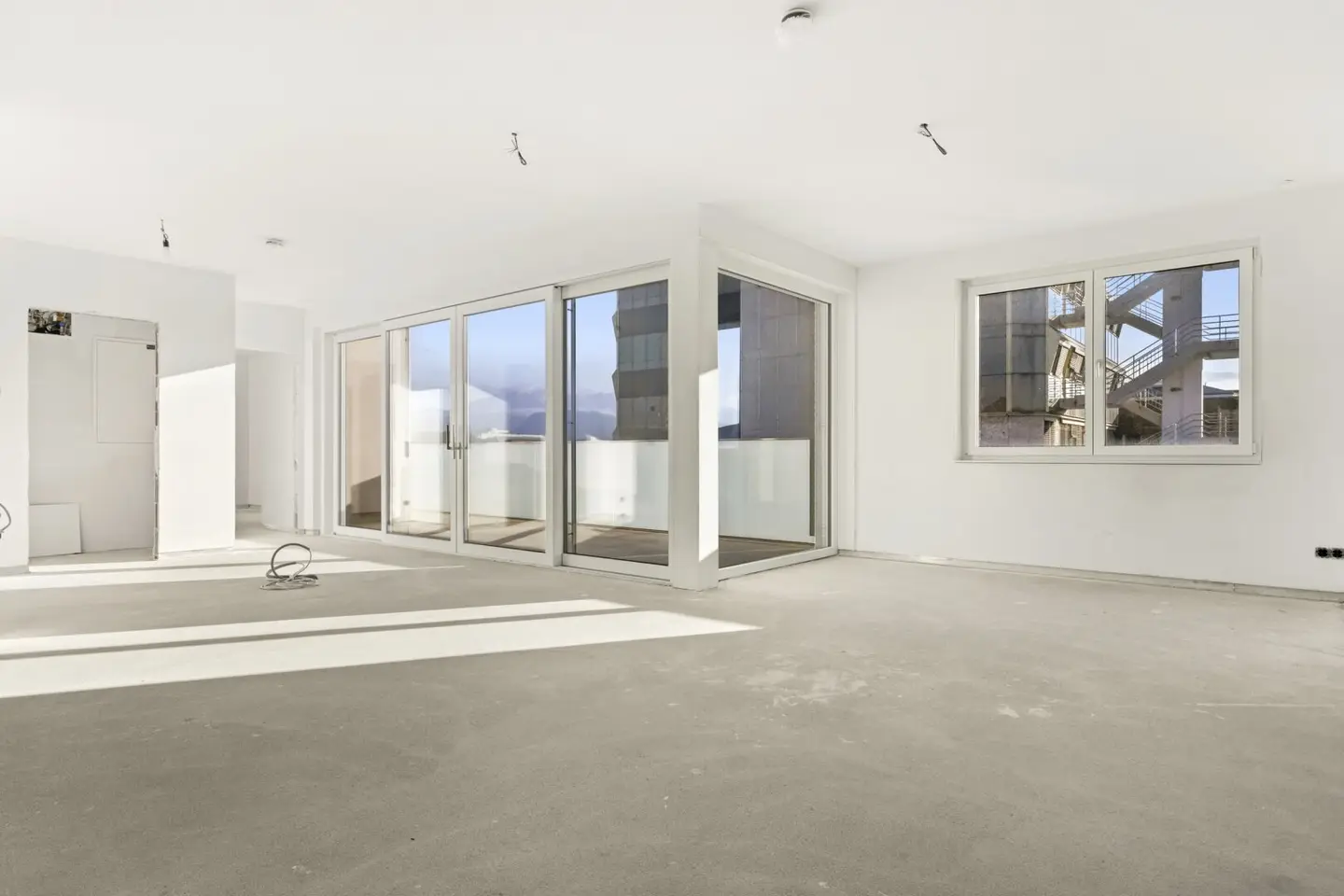 INVESTOR/Entrepreneur: Living on the top floor: Maisonette with terrace & fireplace connection