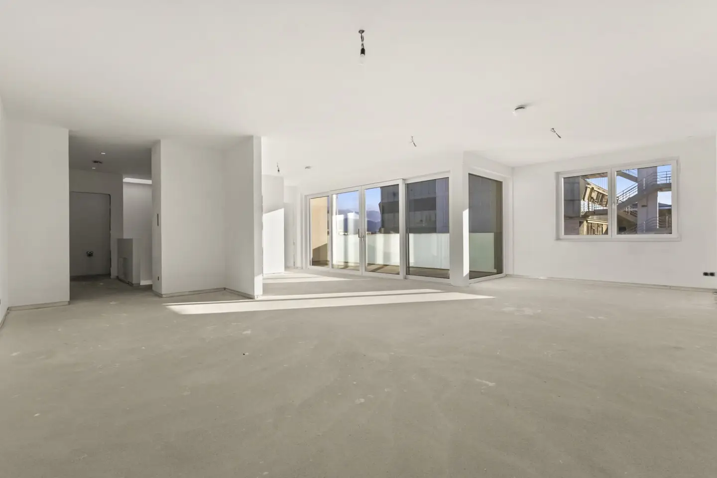 INVESTOR/Entrepreneur: Living on the top floor: Maisonette with terrace & fireplace connection