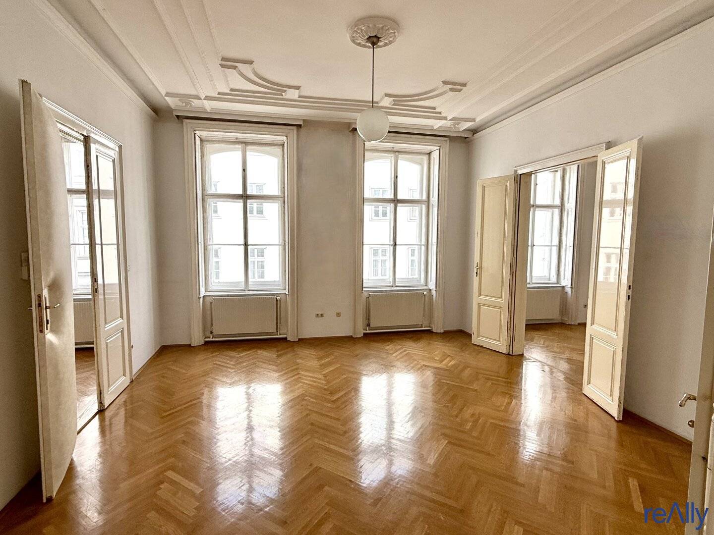 Altbaubüro mit 4 Zimmer in Top-Lage bei Wiener Staatsoper  (Ordination möglich)