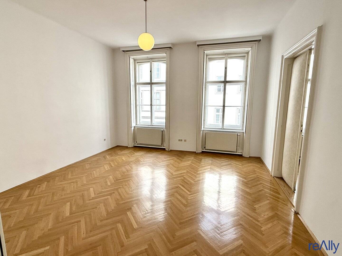 Altbaubüro mit 4 Zimmer in Top-Lage bei Wiener Staatsoper  (Ordination möglich)