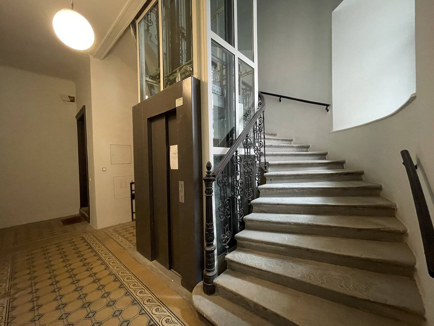 Historic Apartment Building in Novaragasse – Renovated Altbau Apartments