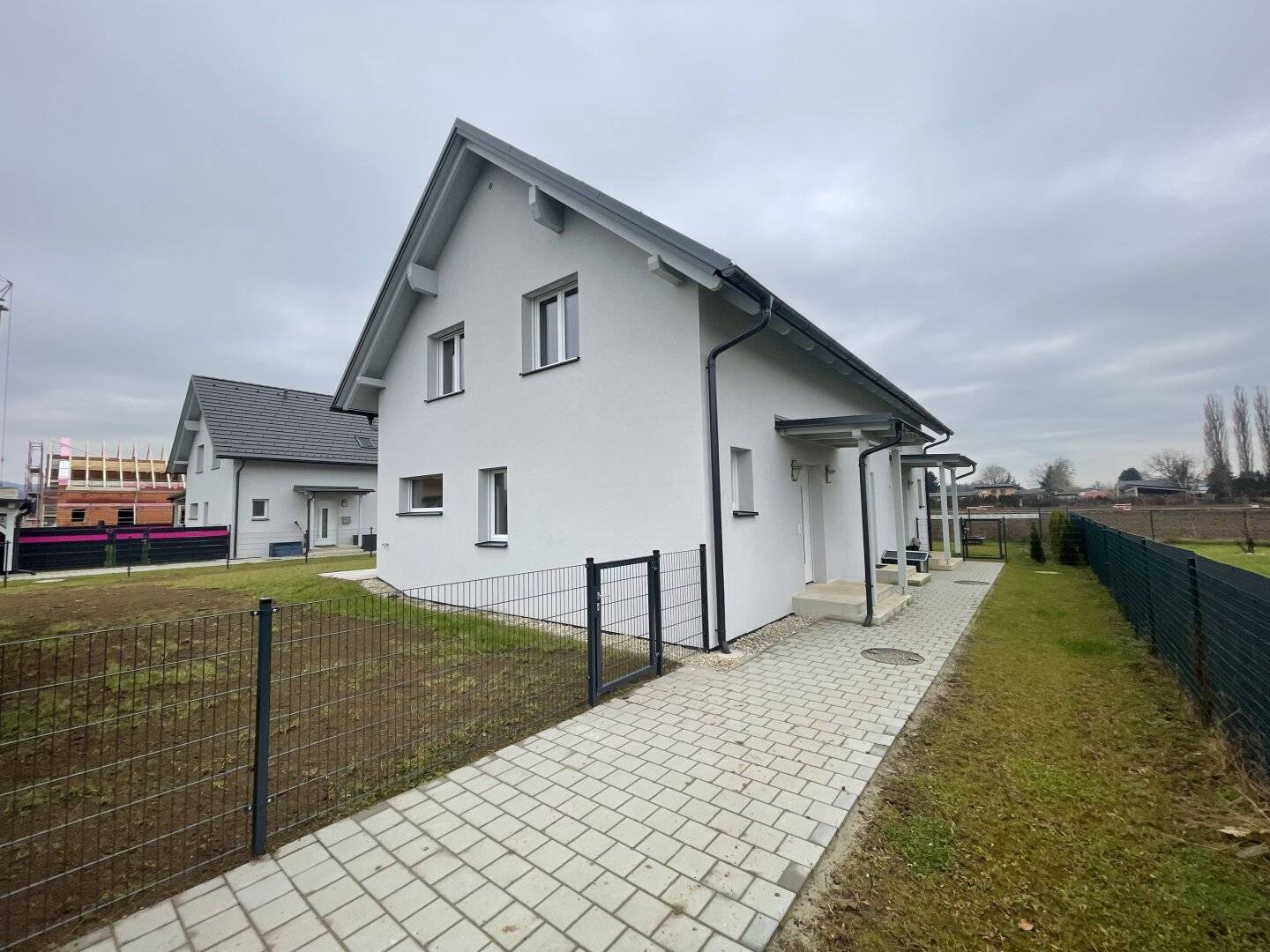 DOPPELHAUSHÄLFTE | 100M2 WOHNFLÄCHE | 3 SCHLAFZIMMER | 221M2 GARTEN | PV- ANLAGE