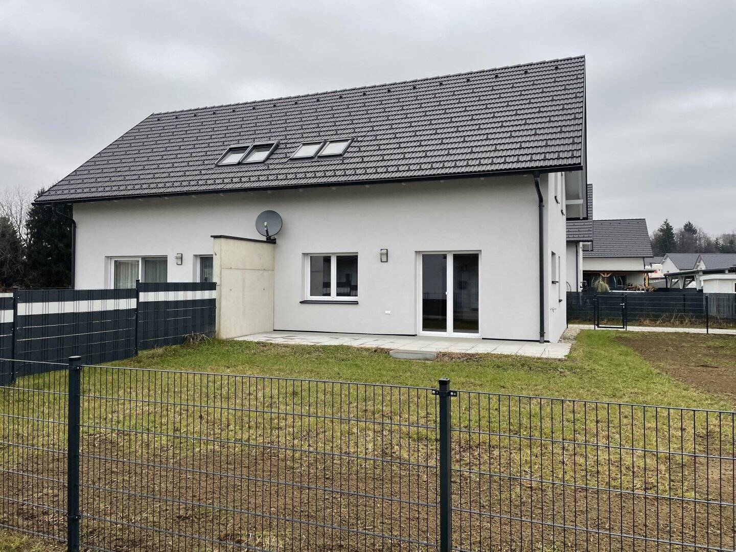 DOPPELHAUSHÄLFTE | PV- ANLAGE | 221M2 GARTEN | 35M2 CARPORT | 3 SCHLAFZIMMER