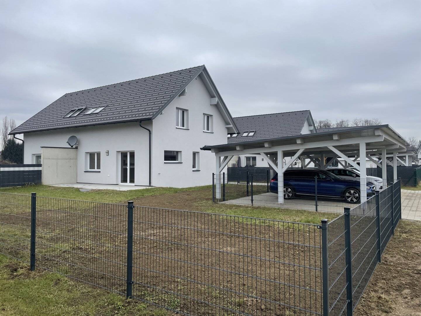 DOPPELHAUSHÄLFTE | PV- ANLAGE | 221M2 GARTEN | 35M2 CARPORT | 3 SCHLAFZIMMER