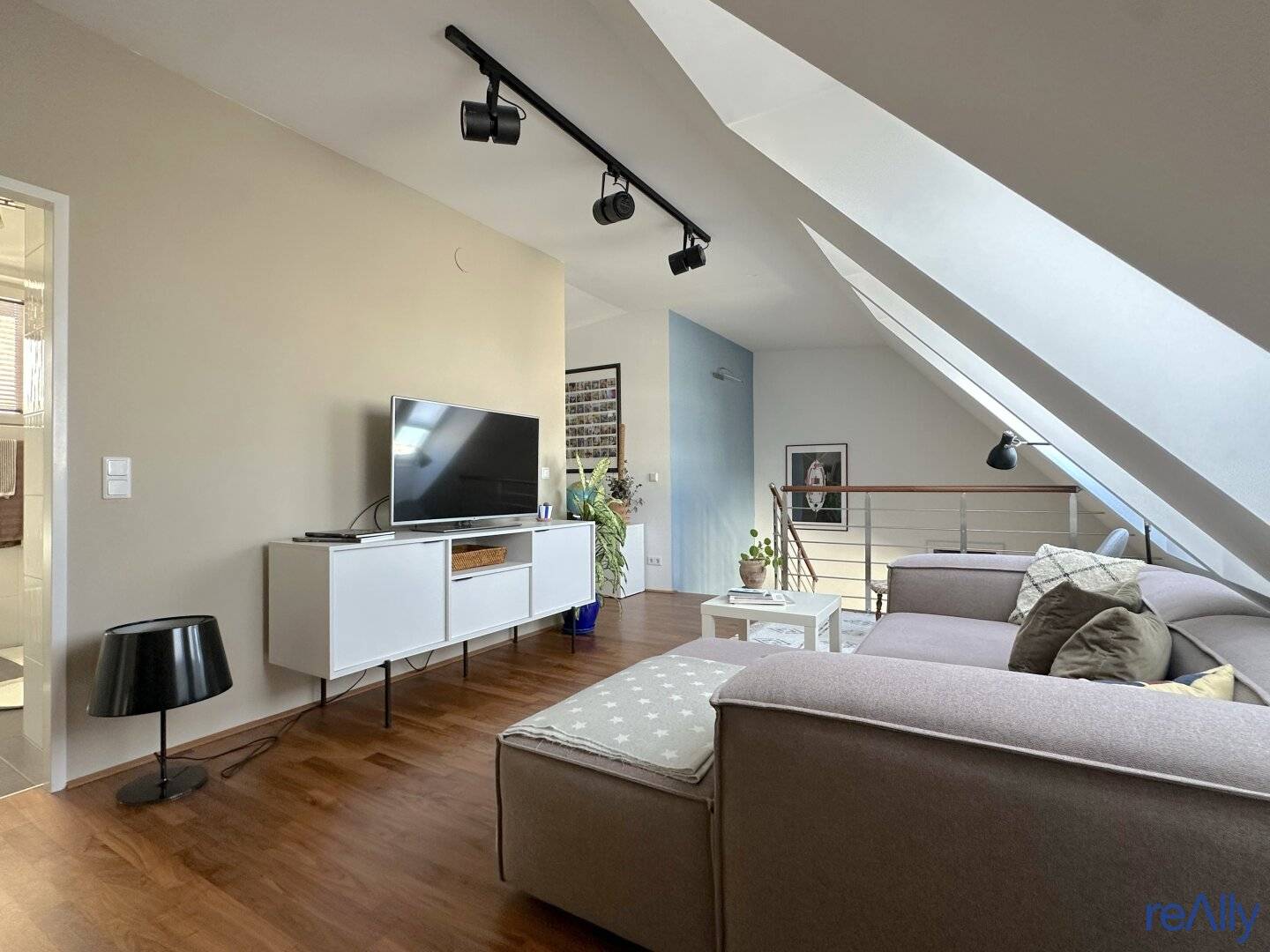 Wunderschöne, ca. 130 m² große Dachgeschoss-Maisonette mit Dachterrasse im 8. Wiener Gemeindebezirk