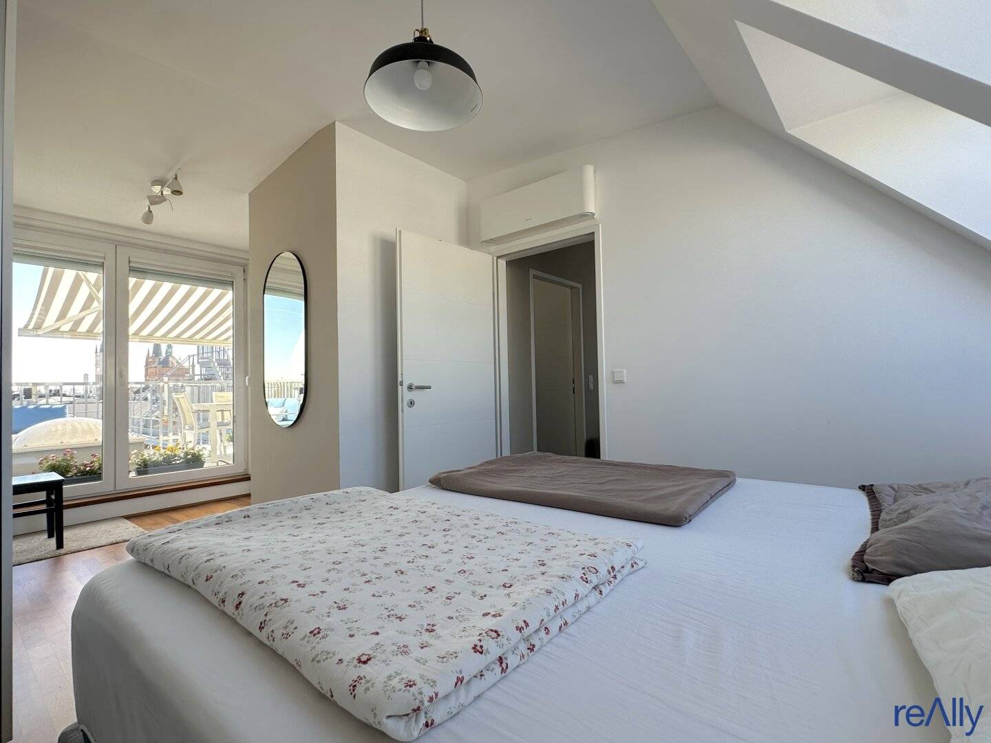 Wunderschöne, ca. 130 m² große Dachgeschoss-Maisonette mit Dachterrasse im 8. Wiener Gemeindebezirk