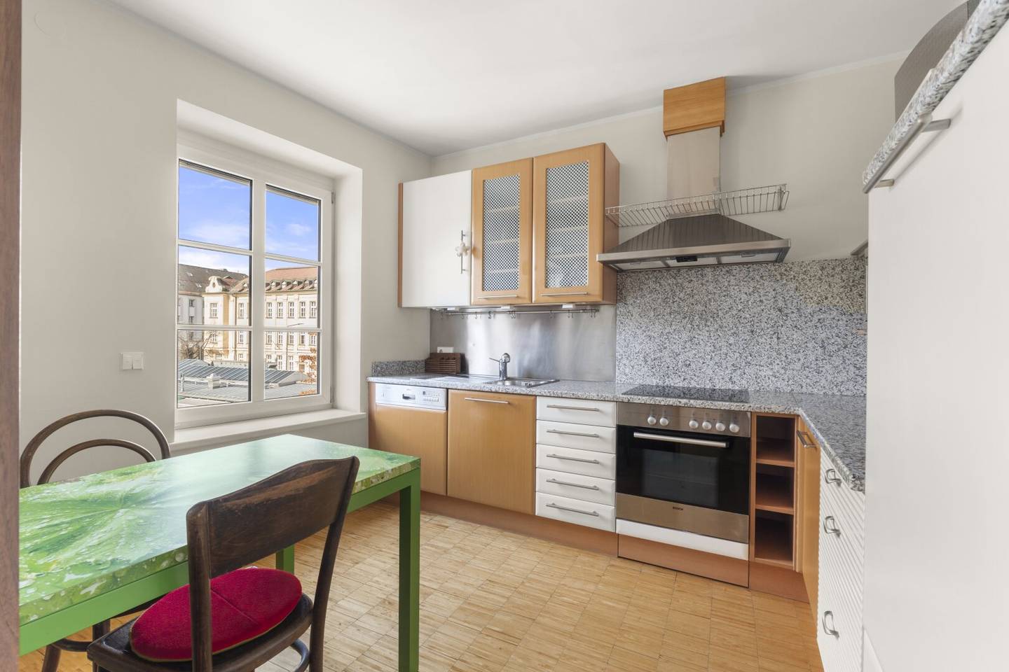 Bestlage: 3 Zimmerwohnung plus Wintergarten mit direktem Blick auf den Benediktinermarkt! Inkl. Stilvolle Einrichtung