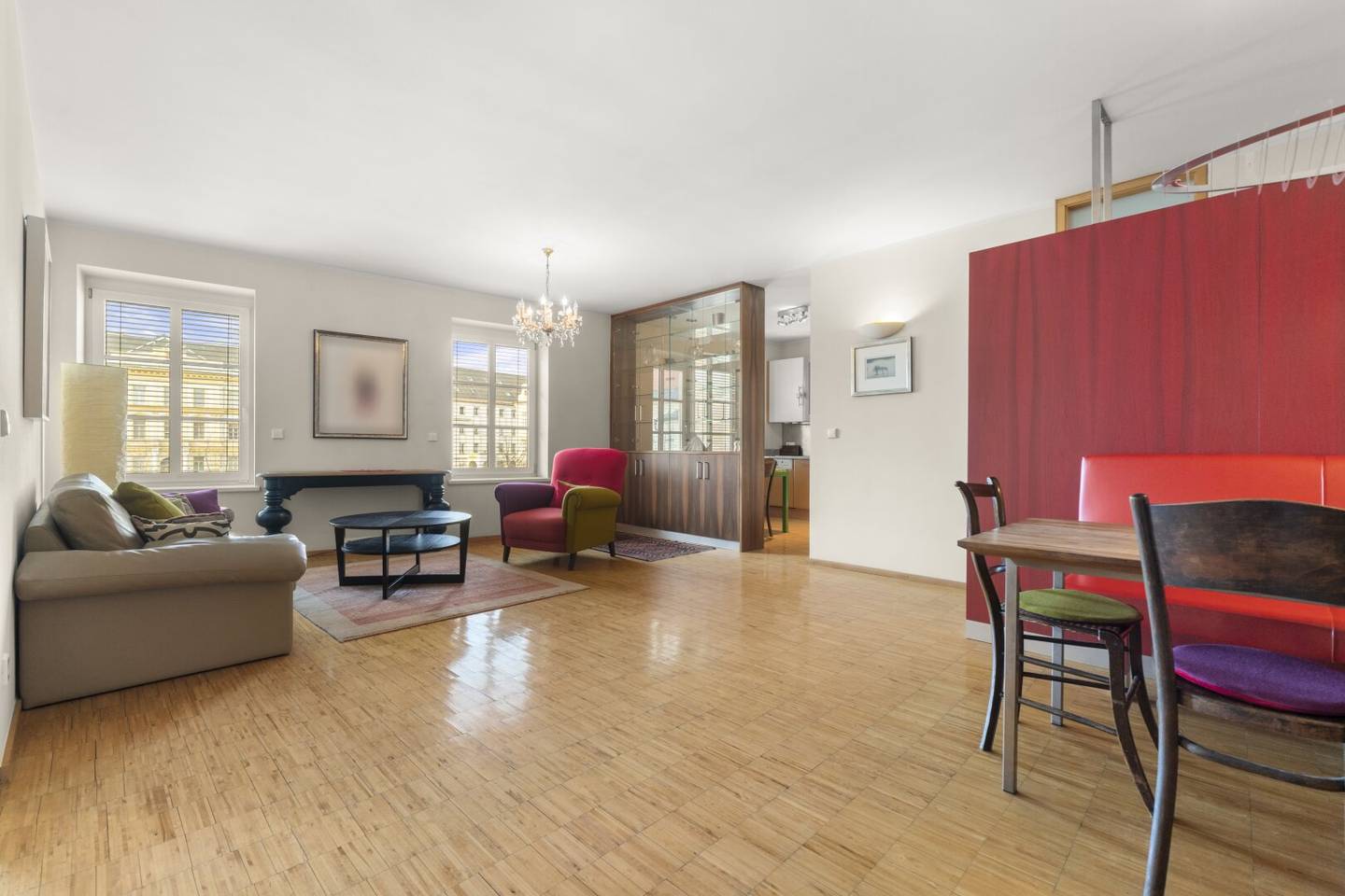 Bestlage: 3 Zimmerwohnung plus Wintergarten mit direktem Blick auf den Benediktinermarkt! Inkl. Stilvolle Einrichtung