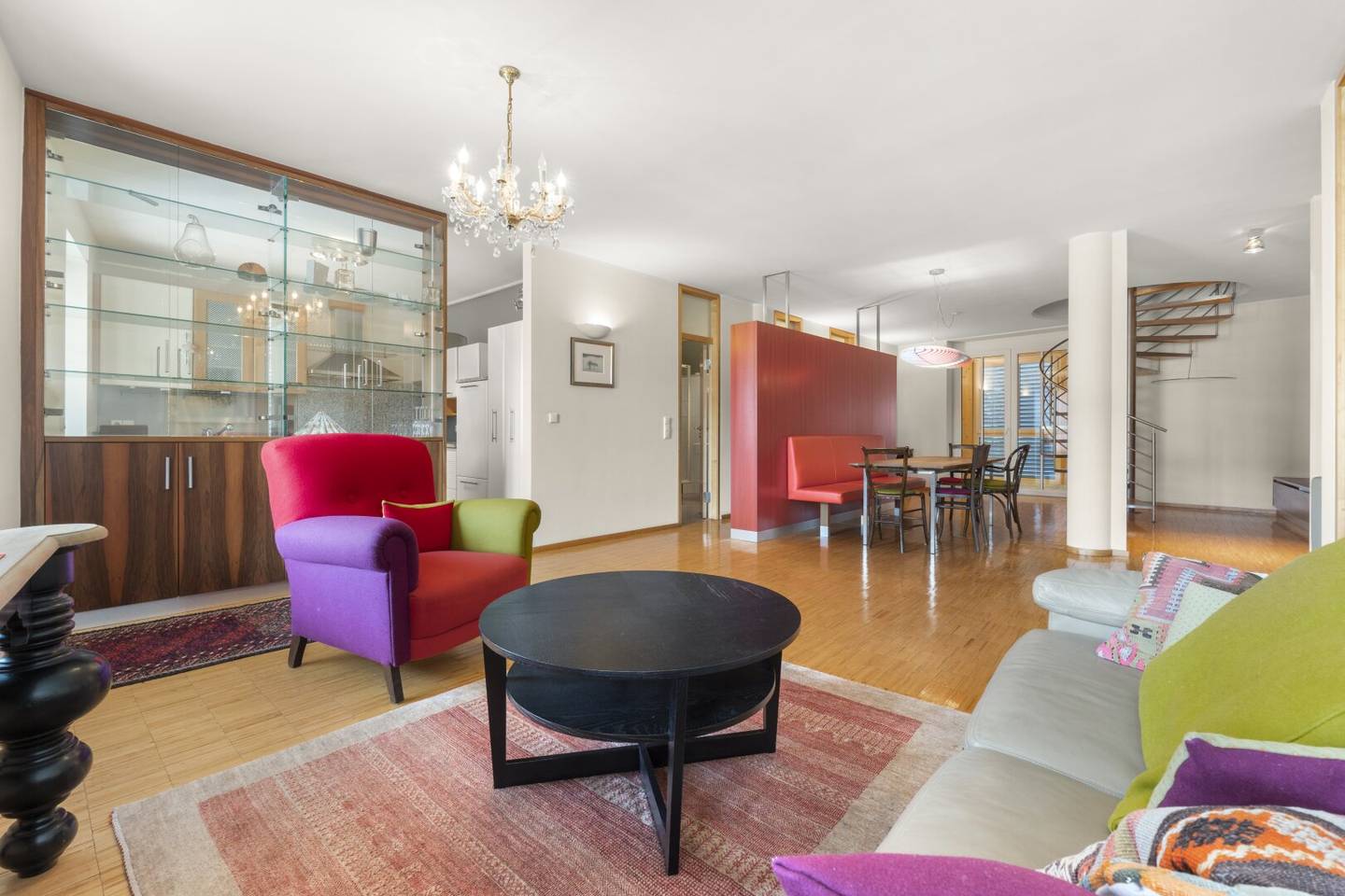 Bestlage: 3 Zimmerwohnung plus Wintergarten mit direktem Blick auf den Benediktinermarkt! Inkl. Stilvolle Einrichtung