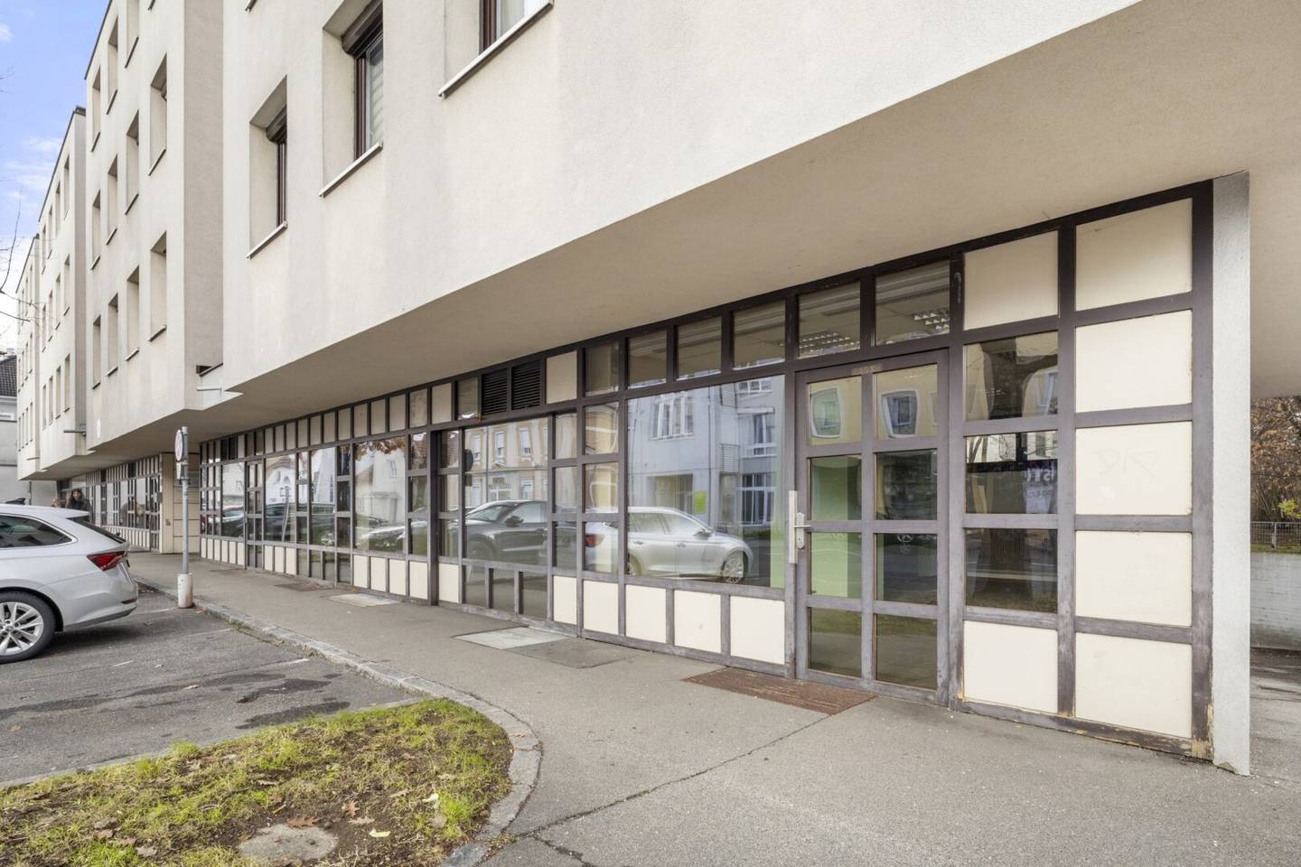 Vielseitige Gewerbefläche mit hoher Sichtbarkeit ideal für Praxis, Studio oder Büro in Klagenfurt!