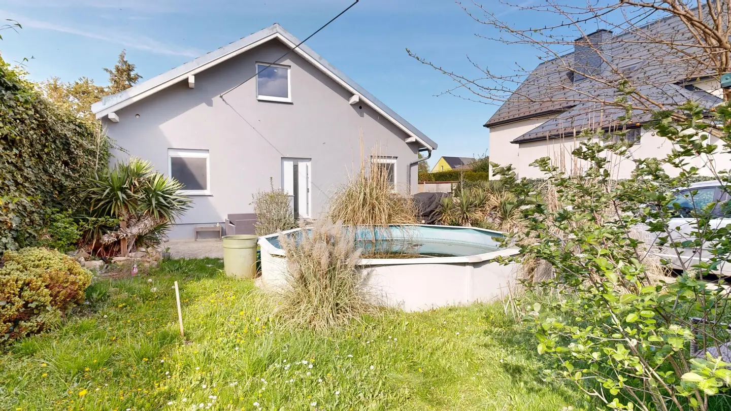 Modernisiertes Einfamilienhaus mit Pool, Photovoltaik und viel Potenzial in familienfreundlicher Siedlung - ca. 5 Minuten vom Bahnhof entfernt
