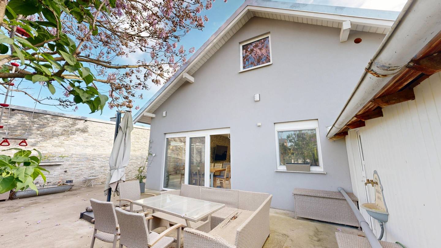 Modernisiertes Einfamilienhaus mit Pool, Photovoltaik und viel Potenzial in familienfreundlicher Siedlung - ca. 5 Minuten vom Bahnhof entfernt