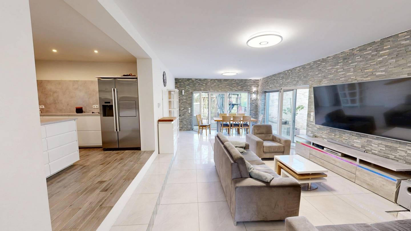 Modernisiertes Einfamilienhaus mit Pool, Photovoltaik und viel Potenzial in familienfreundlicher Siedlung - ca. 5 Minuten vom Bahnhof entfernt