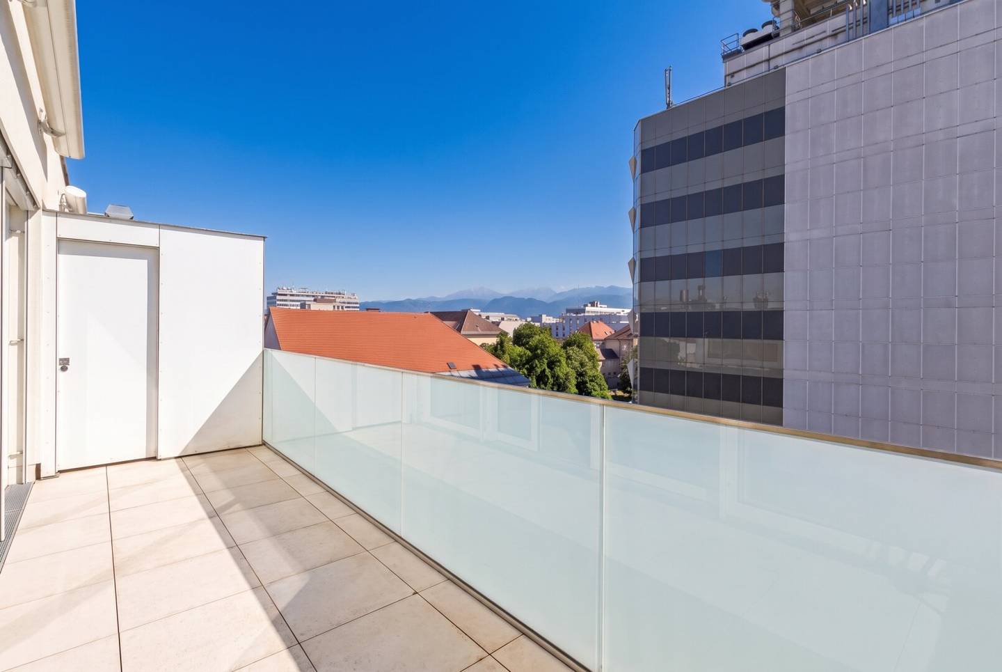 ERSTBEZUG: Wohnen in der obersten Etage: Maisonette mit Balkon & Loggia
