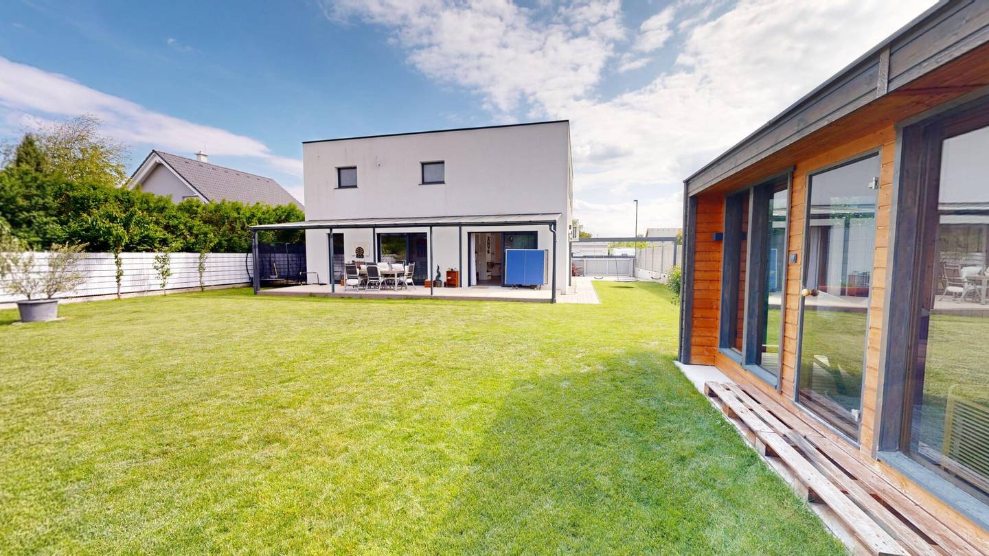 Exklusives Einfamilienhaus mit Outdoor-Sauna, großzügigem Garten und hochwertiger Ausstattung in Sommerein
