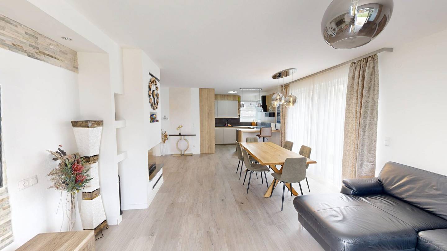 Exklusives Einfamilienhaus mit Outdoor-Sauna, großzügigem Garten und hochwertiger Ausstattung in Sommerein