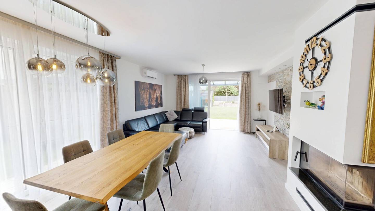 Exklusives Einfamilienhaus mit Outdoor-Sauna, großzügigem Garten und hochwertiger Ausstattung in Sommerein