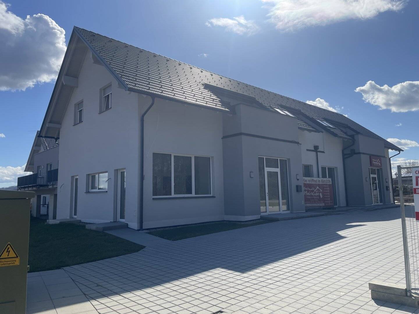Moderne Büro/Praxis in Straß: Erstbezug mit 4 Zimmern und 6 Stellplätzen!