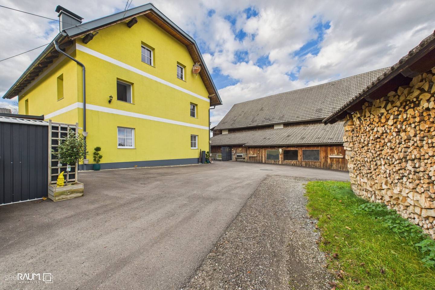 Landwirtschaft mit Pferdestall, eigener Quelle und traumhaften Karawankenblick