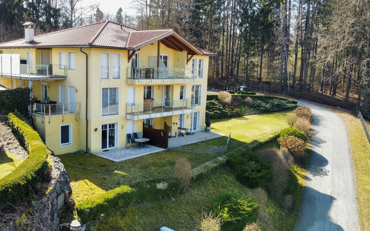 Wörthersee-Lifestyle pur: Gartenwohnung mit Terrasse, Seeblick und eigenem Badesteg in Velden am Wörthersee