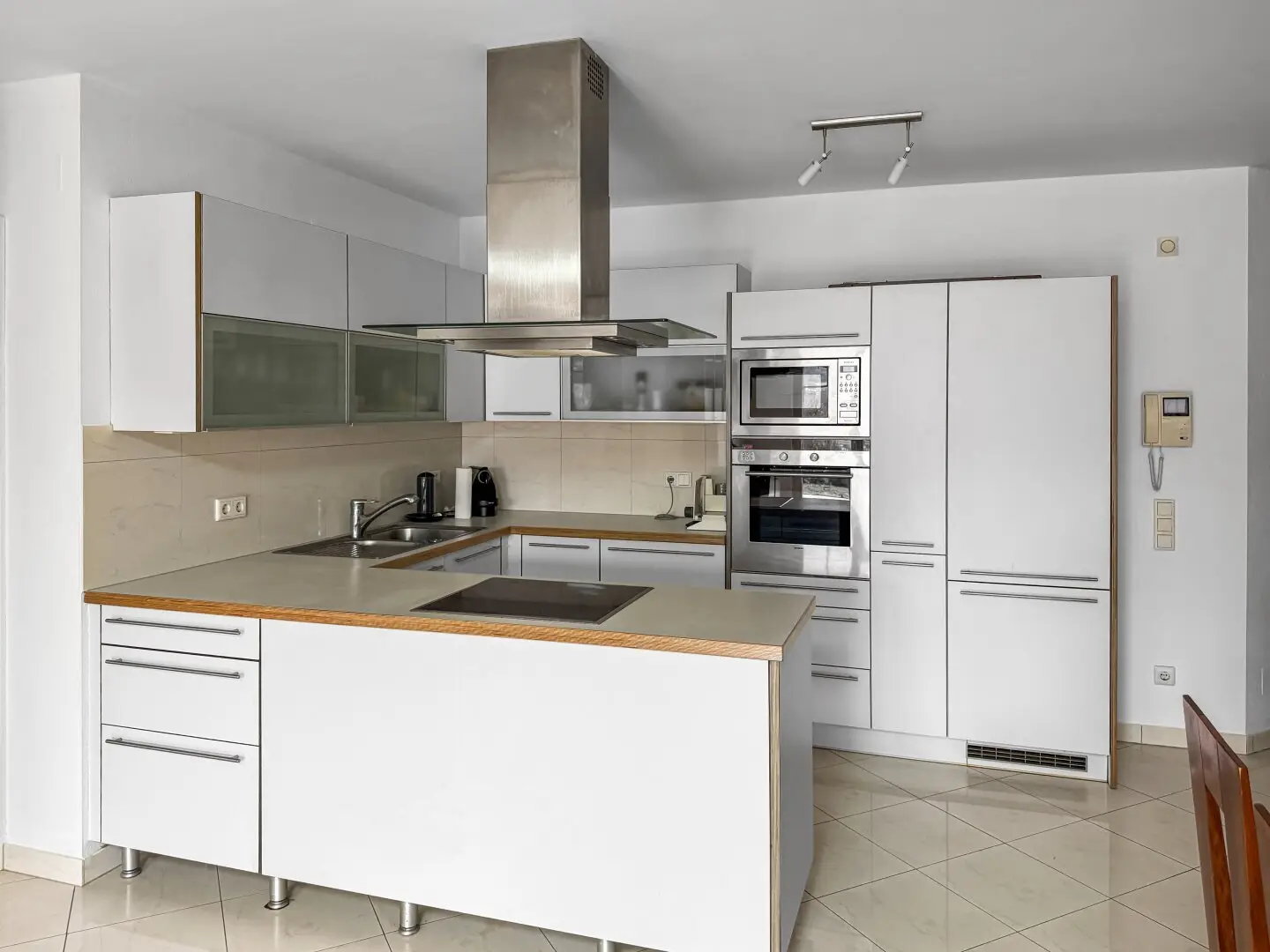 Wörthersee-Lifestyle pur: Gartenwohnung mit Terrasse, Seeblick und eigenem Badesteg in Velden am Wörthersee