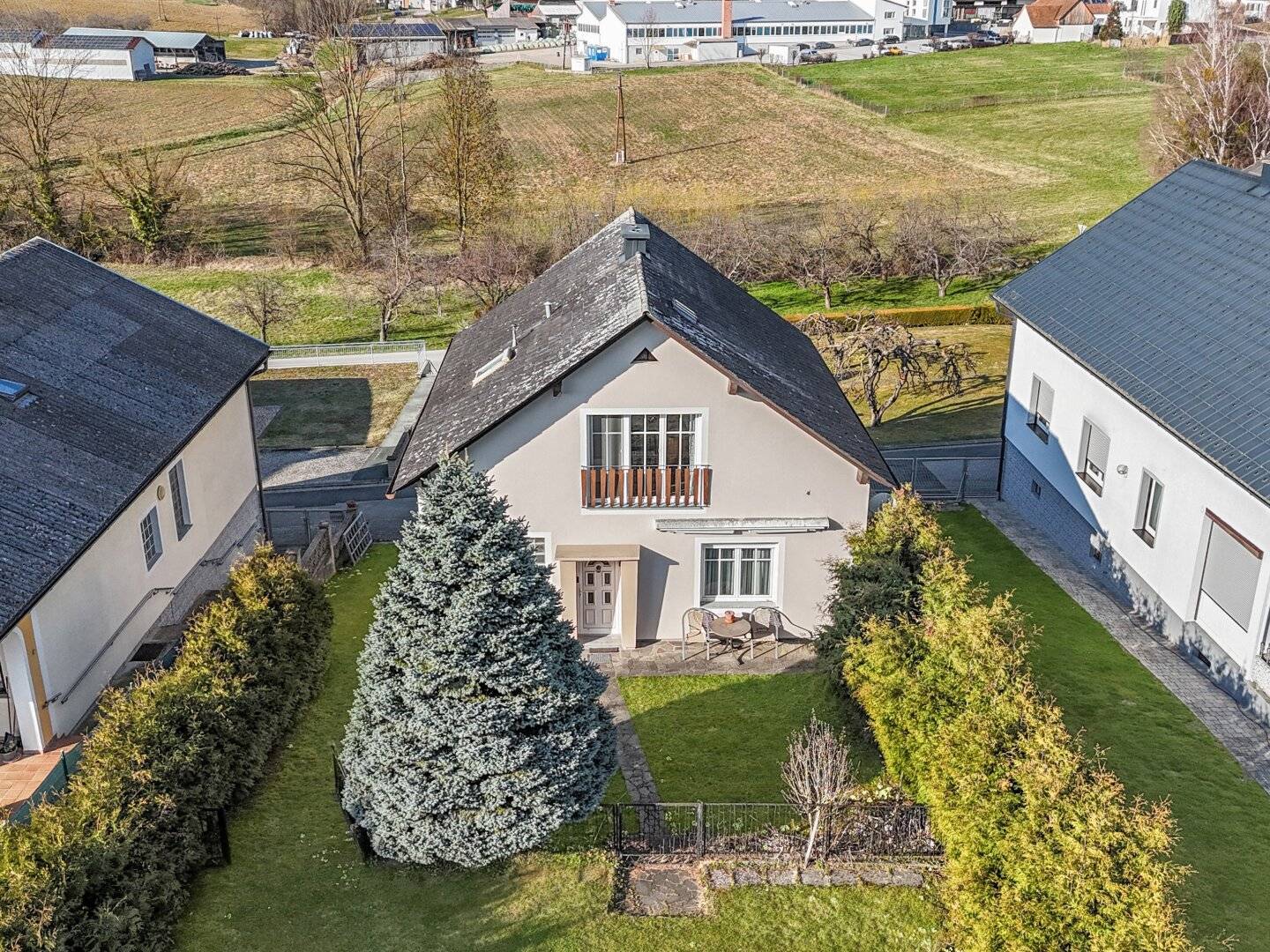 Einfamilienhaus mit unverbaubarem Ausblick inklusive Baugrundstück