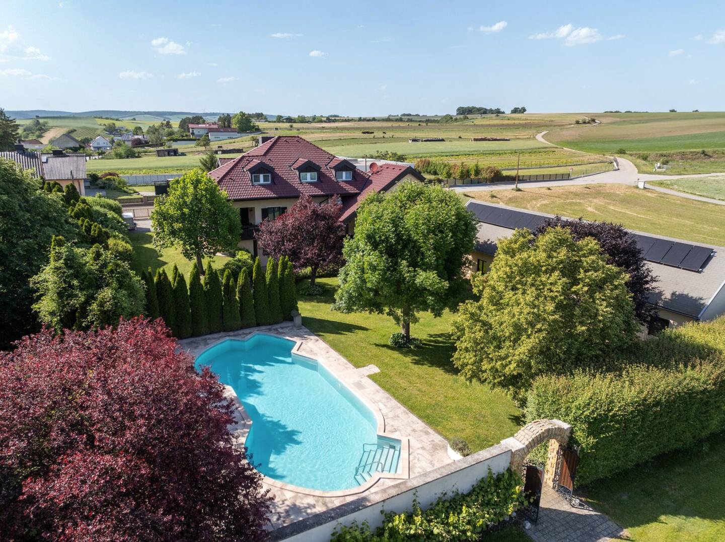 Exklusives Einfamilienhaus in Kronberg – 366m² Wohnfläche, 6 Zimmer, fast 8.000m² parkähnlicher Garten, Salzwasserpool, Golfsimulator, uvm!